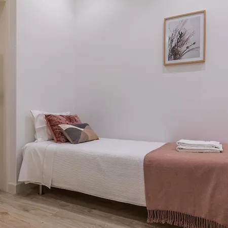 Апартаменты Comfortable Flat Near Marques De Pombal Лиссабон